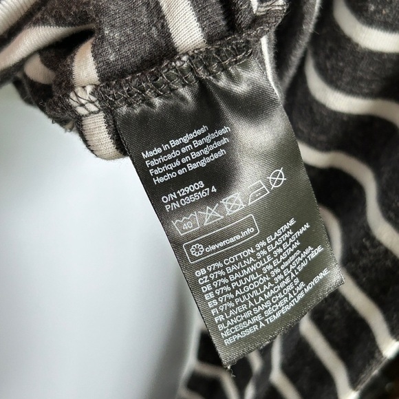 ✨3 for $18✨ Women’s Grey and White Striped Long Sleeve Top - Picture 4 of 6